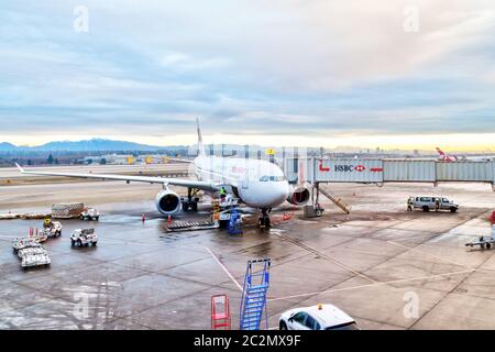 Calgary, Canada - 11 gennaio 2016: Un aereo della China Eastern Airlines servito sulla asfalto dell'aeroporto internazionale di Calgary. Con sede a Shangha Foto Stock