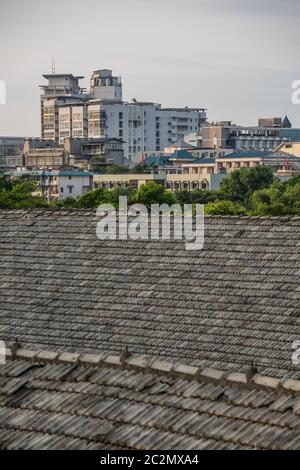 Tetti di piastrelle di edifici nella città di Guilin, provincia di Guangxi, Cina Foto Stock