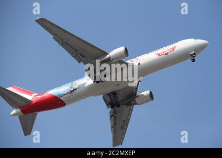 Foto del file scattata 27.10.2013. Nella foto è raffigurato un Boeing Qantas 767-338ER, registrazione VH-OGG che sorvola Sydney interno-ovest. È uno degli aerei Disney. Foto Stock