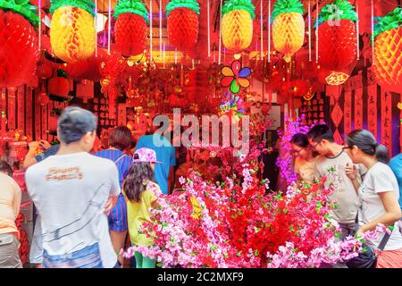 Singapore - 17 gennaio 2016: Un negozio a Chinatown vende lanterne e decorazioni per le celebrazioni del Capodanno cinese. Le lanterne di carta sono popolari durante Foto Stock