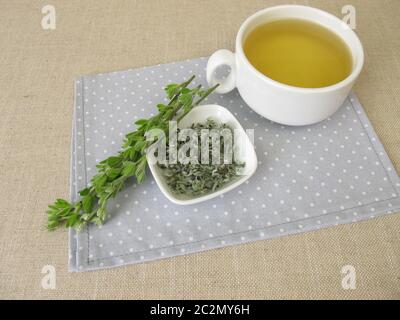 Una tazza di tè con scotch scopa Foto Stock