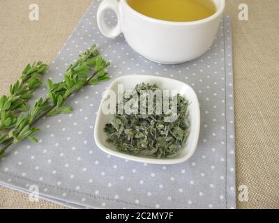 Una tazza di tè con scotch scopa Foto Stock