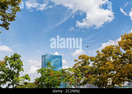 L'aereo sorvola i grattacieli nel centro finanziario di Osaka dal Castello di Osaka, Giappone. Foto Stock