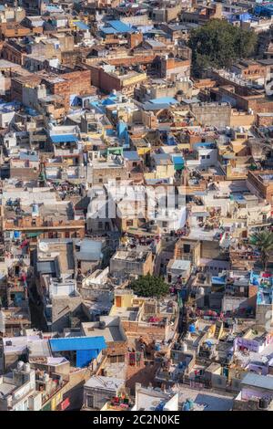 La vista della città di Jodhpur dalla cima del forte Mehrangarh a Jodhpur, India Foto Stock