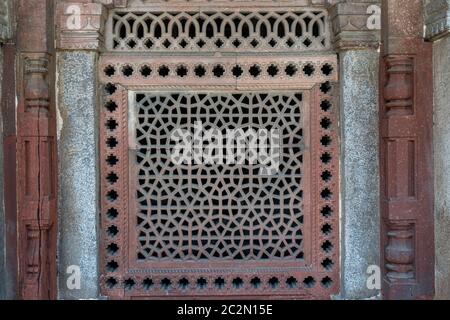 modello di finestra della tomba di isa khans nel complesso di tombe humayuns a nuova delhi, india Foto Stock