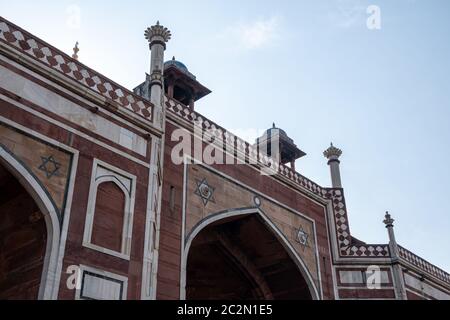 il complesso della tomba di humayun a nuova delhi, india, preso durante il caldo mezzogiorno. Foto Stock