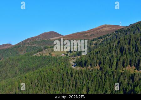 Gailtal Alps con goldeck e personale in austria in autunno Foto Stock