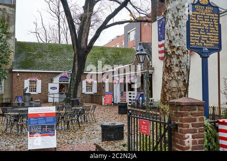 Philadelphia, USA - 14 dicembre 2019: Betsy Ross House. La Betsy Ross House è un punto di riferimento a Filadelfia, il luogo dove vivono Betsy Ross, la casa produttrice di bandiere Foto Stock