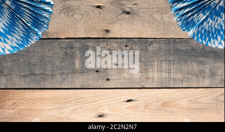 Bandiera bavarese su un rustico sfondo di legno con spazio per il testo o immagine Foto Stock