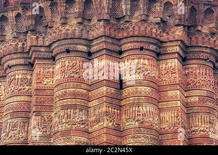 primo piano motivi e incisioni sul complesso qutub minar a nuova delhi, india Foto Stock