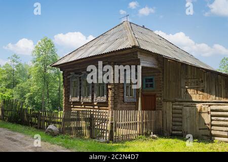 Casa di campagna molto antica con architrave scolpite Foto Stock