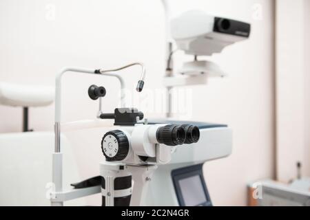 Moderne attrezzature mediche in oftalmologia office Foto Stock