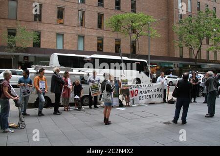 Ian Rintoul della Coalizione per l’azione dei rifugiati parla al raduno al di fuori dei media settimanali ‘operazione Sovereign Borders’ del Ministro dell’immigrazione Scott Morrison Foto Stock