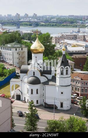 RUSSIA, NIZHNY NOVGOROD - 06 AGOSTO 2014: Vista della Chiesa di nostra Signora di Kazan al muro del Cremlino. Questa chiesa fu distrutta d Foto Stock