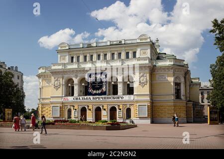 RUSSIA, NIZHNY NOVGOROD - 06 AGOSTO 2014: Teatro drammatico Nizhny Novgorod - uno dei più antichi teatri russi, è stato fondato nel 1798. Foto Stock