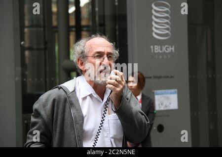 Ian Rintoul della Coalizione per l’azione dei rifugiati parla al raduno al di fuori dei media settimanali ‘operazione Sovereign Borders’ del Ministro dell’immigrazione Scott Morrison Foto Stock