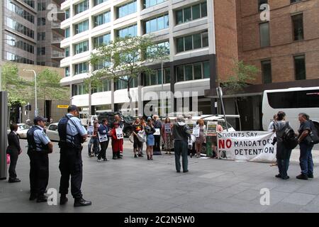 Ian Rintoul della Coalizione per l’azione dei rifugiati parla al raduno al di fuori dei media settimanali ‘operazione Sovereign Borders’ del Ministro dell’immigrazione Scott Morrison Foto Stock