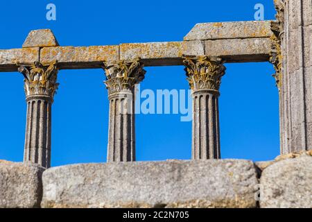 Il Tempio di Diana, il tempio romano di Evora dedicata al culto dell'Imperatore Augusto, la più famosa attrazione di Evora. Portogallo Foto Stock