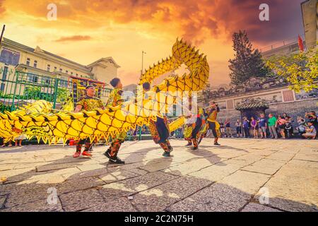 Ho Chi Minh City, Vietnam - 05 GENNAIO 2020: Cerimonia di Khai Quang Diem Nhan ('occhi aperti') in preghiera per la danza del leone e del drago al tempio Thien Hau (Chinatown Foto Stock