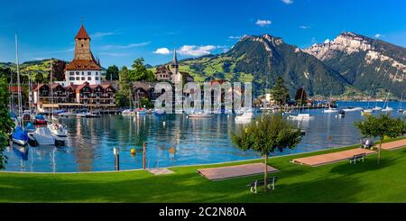 Chiesa di Spiez e Castello sulla riva del lago di Thun nell Oberland Bernese Regione del cantone svizzero di Berna al tramonto, Spiez, Svizzera. Foto Stock