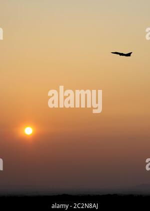 In aereo nel cielo di sunrise Foto Stock