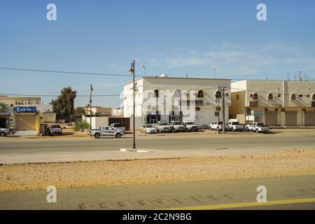 Sakakah / Arabia Saudita - 20 gennaio 2020: Stazione di polizia con veicoli di polizia parcheggiati di fronte alla facciata stradale Foto Stock