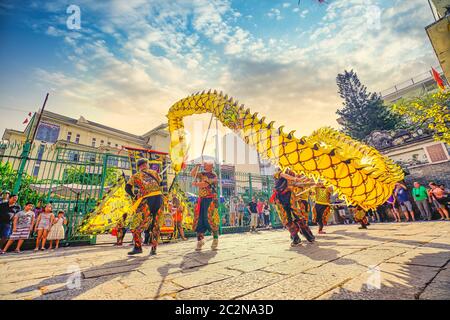 Ho Chi Minh City, Vietnam - 05 GENNAIO 2020: Cerimonia di Khai Quang Diem Nhan ('occhi aperti') in preghiera per la danza del leone e del drago al tempio Thien Hau (Chinatown Foto Stock