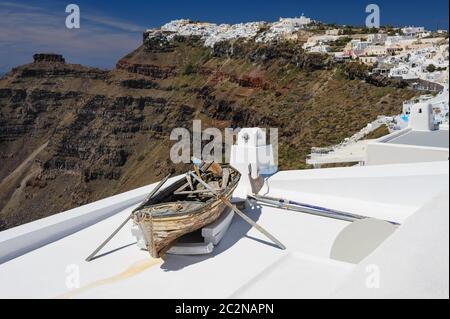 Vecchia barca in legno sul tetto in Firostefani - Santorini Island, Grecia Foto Stock