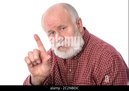 Uomo anziano che chiede di concentrarsi con il suo indice, isolato su bianco Foto Stock
