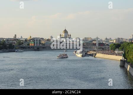 Fiume Moskva con autobus fluviali dal ponte Novoandreevskiy. Ponte di Krymsky e Cattedrale di Cristo Salvatore all'orizzonte in M. Foto Stock