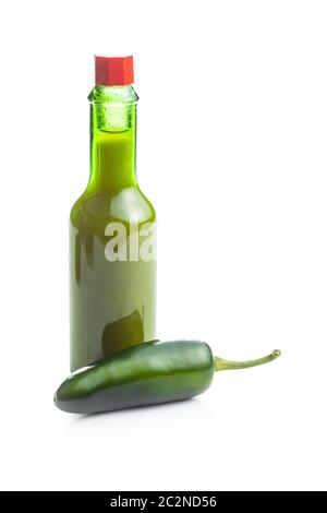 Verde peperoncini jalapeno e salsa Tabasco isolati su sfondo bianco. Foto Stock