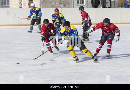 ARSENYEV, RUSSIA - Feb 22: Hockey su ghiaccio, il gioco del regionale squadre amatoriali il 22 febbraio 2016 in Arsenyev, Russia. Foto Stock