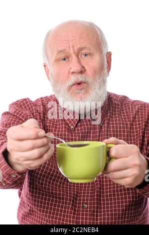 Carino senior uomo verde con tazza e cucchiaino, isolato su bianco Foto Stock