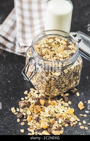 Colazione a base di cereali sani. Muesli misti in vaso. Foto Stock