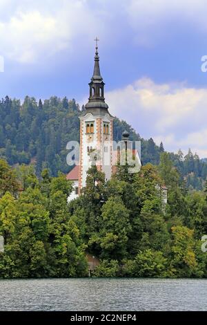 Attrazione turistica Marienkirche sulla piccola isola del lago di Bled Foto Stock