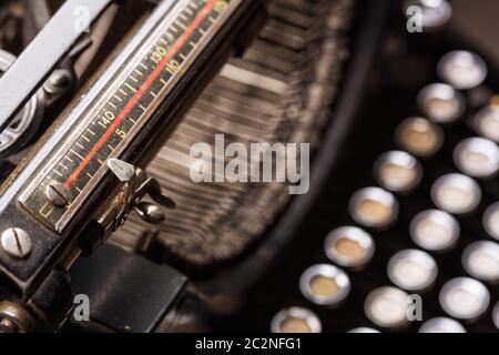 Vintage grunge linea di macchine da scrivere, tipo bar e chiavi closeup immagine. Foto Stock