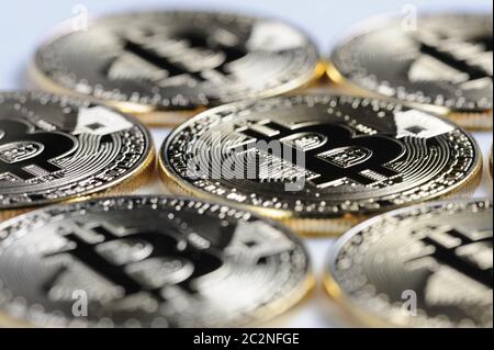 Vista macro di lucido Bitcoin souvenire monete Foto Stock