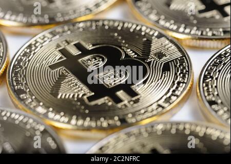 Vista macro di lucido Bitcoin souvenire monete Foto Stock