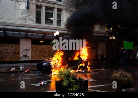 Le proteste di George Floyd sono una serie di proteste e disordini in corso contro presunte brutalità della polizia e razzismo nelle forze di polizia. Foto Stock