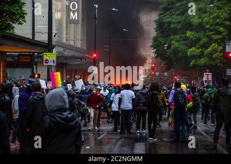 Le proteste di George Floyd sono una serie di proteste e disordini in corso contro presunte brutalità della polizia e razzismo nelle forze di polizia. Foto Stock