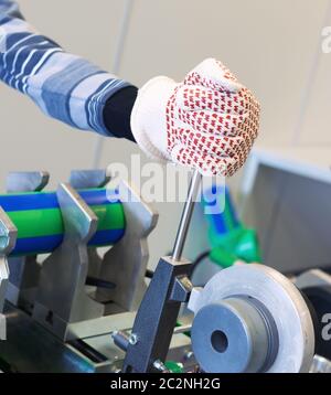 Meccanica mano spingendo la leva della macchina Foto Stock