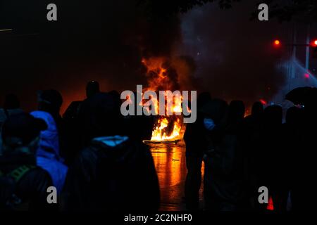 Le proteste di George Floyd sono una serie di proteste e disordini in corso contro presunte brutalità della polizia e razzismo nelle forze di polizia. Foto Stock