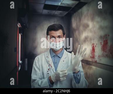 Giovane medico si è macchiato di sangue nel corridoio scuro Foto Stock
