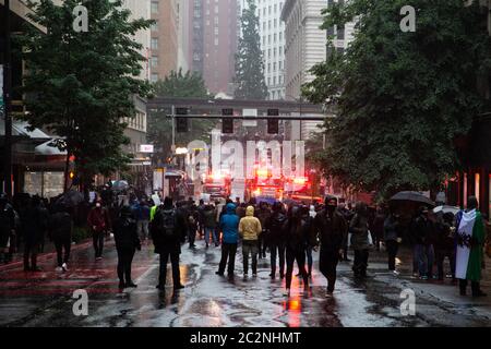 Le proteste di George Floyd sono una serie di proteste e disordini in corso contro presunte brutalità della polizia e razzismo nelle forze di polizia. Foto Stock