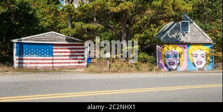 Provincetown USA Ottobre 18 2014; Letterbox tra le porte di garage artistico sulla Cape Cod autostrada Foto Stock