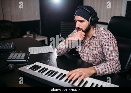 Audio engineering, soundman lavorare con sintetizzatore in studio. Professional Audio digitale la tecnologia di registrazione Foto Stock