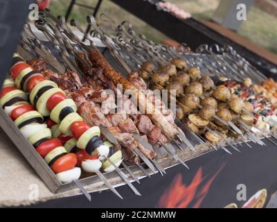 La carne di maiale e montone spiedini su spiedini, lulah kebab e costolette di agnello serviti Foto Stock