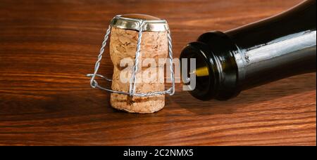 Svuotare la bottiglia di champagne Foto Stock