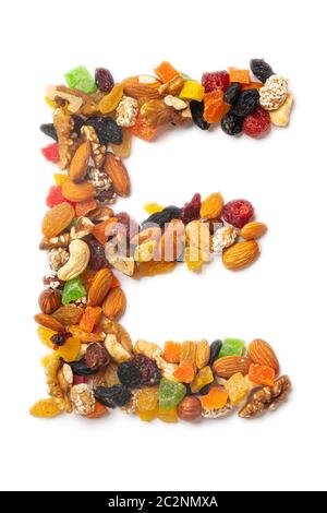 Lettera e dell'alfabeto inglese, composta da nocciole, mandorle, noci, anacardi, semi, uvetta, canditi su fondo bianco isolato. Foto Stock