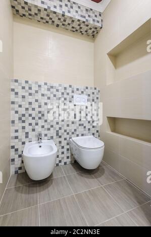 Bagno interno, wc e bidet Foto Stock